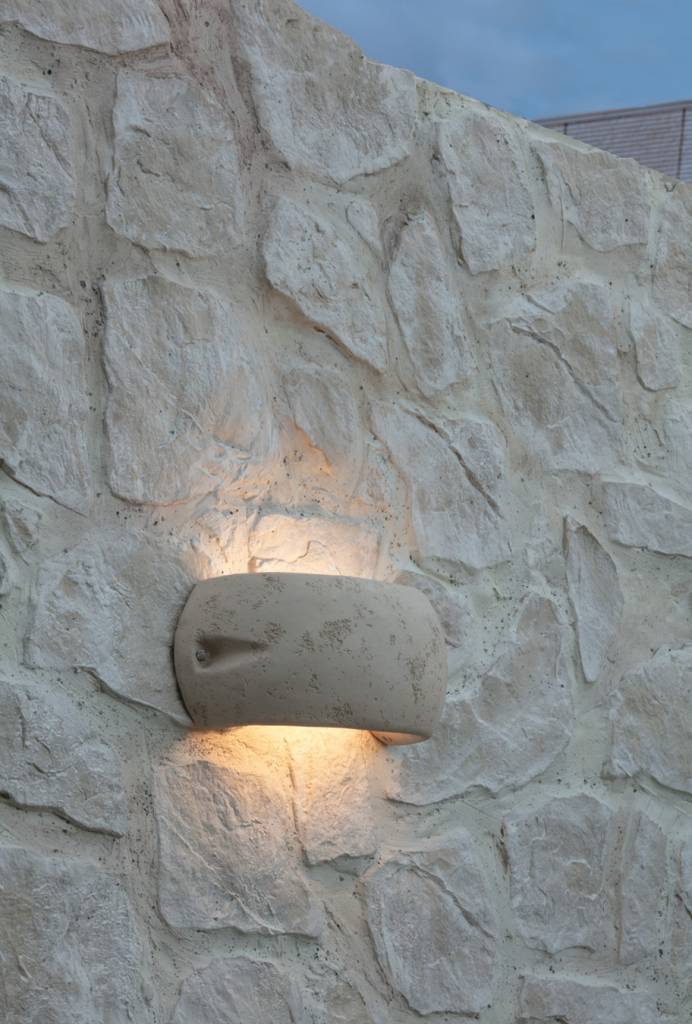 toscot-wandlampe-wandleuchte-outdoor-außenbereich-zementfarbe-grau-keramik-mediterran-mauer